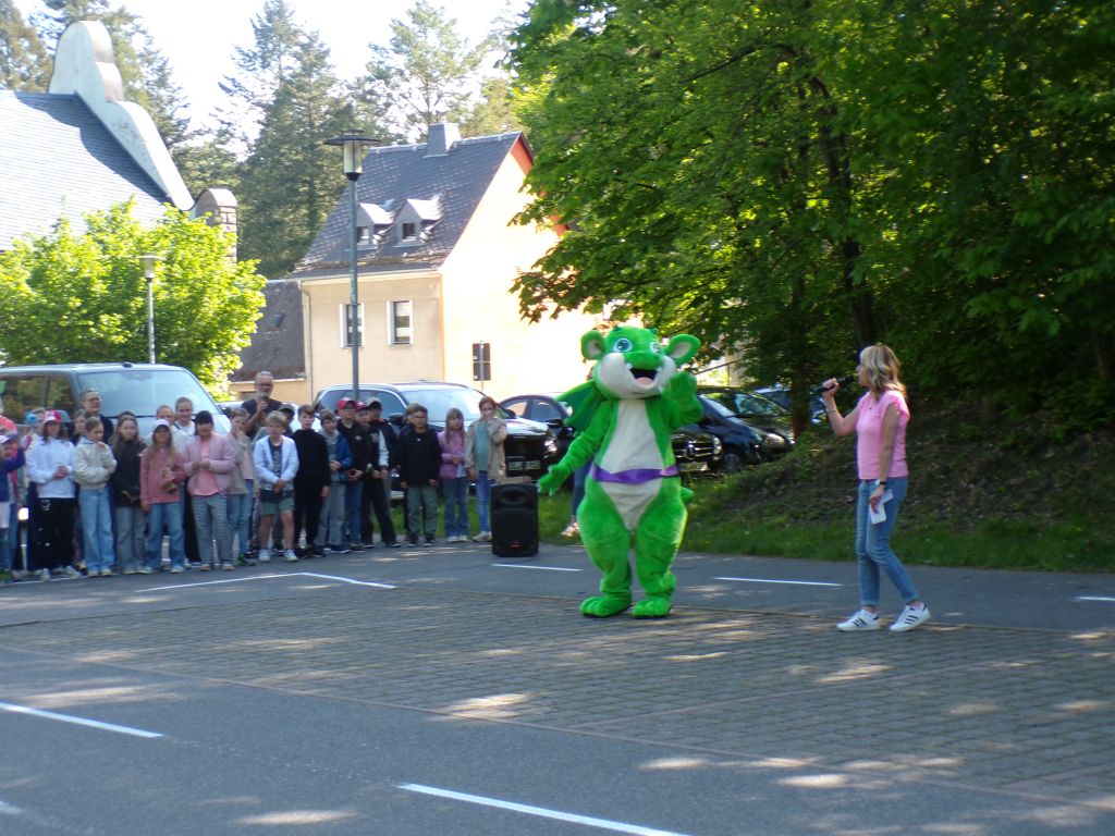 Ein Name für den Drachen und Grüße an die Zukunft