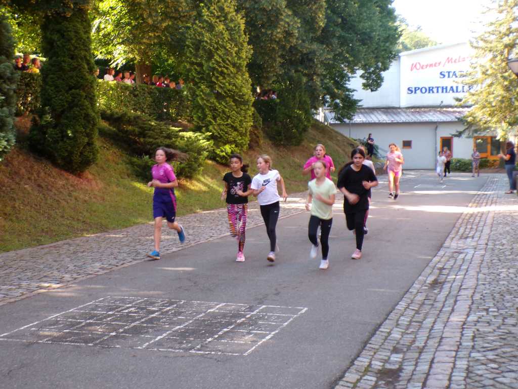 „Lauf um die Schule“ begeistert die Kinder der Grundschule Waldheim