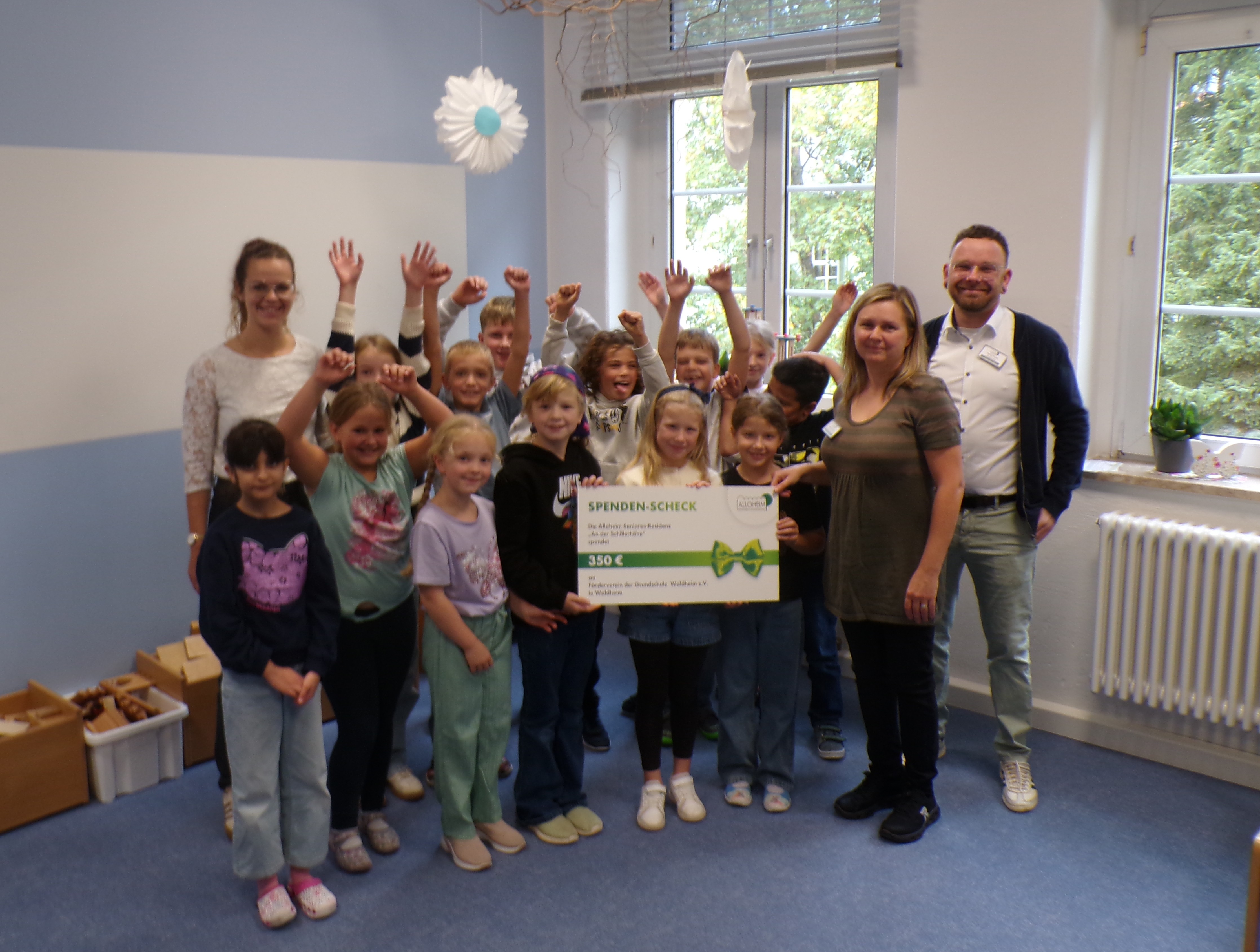 „Eisparty“ im Altenheim bringt Spende für die Grundschule
